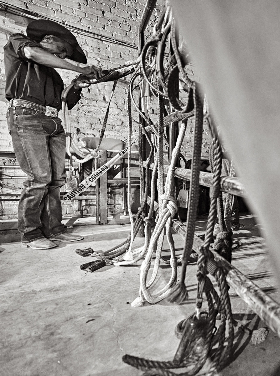 GETTING A GRIP
Lucas Divino, who finished third in Fort Worth, coated his rope with sticky rosin before competing.
